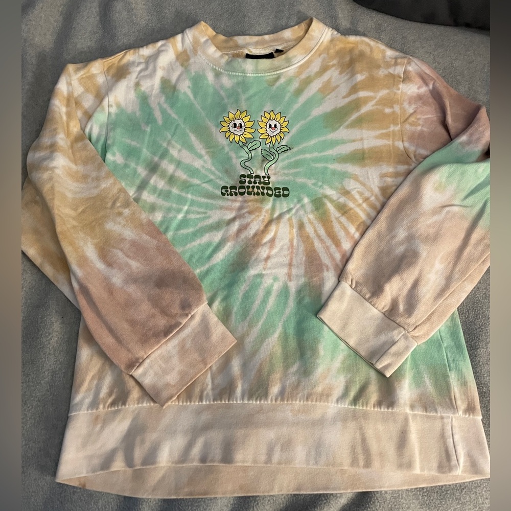 tie dyed flower crewneck